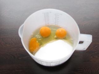 vejce s cukrem v misce