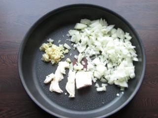 rozpuštění másla na pánvi k orestování cibule a česneku