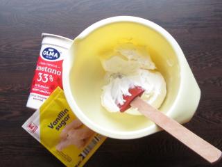 promíchání a vyšlehání pomazánkového másla, smetany a vanilkového cukru