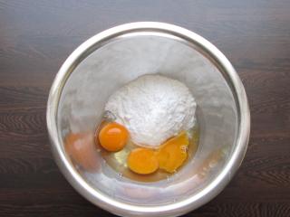 prošlehání vajíčka, žloutku a cukru do nadýchané pěny