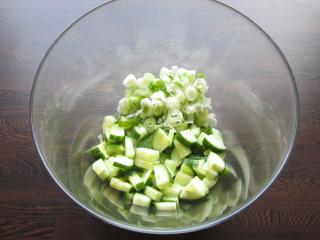 očištění a upravení salátové okurky a jarní cibulky