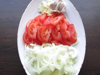 nakrájení šťavnatých rajčat, cibule, a česneku na plátky