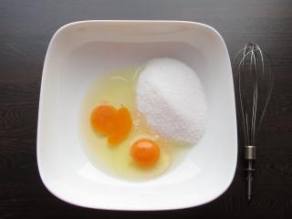 prošlehání vajíček s cukrem do nadýchané vaječné pěny