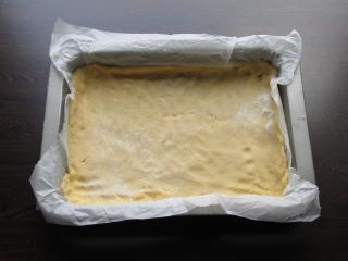 Jak upéct krémovník s tmavou tvarohovou náplní a sladkou sněhovou krustou | recept
