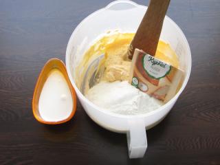 doplnění máslového základu o mouku a mléko