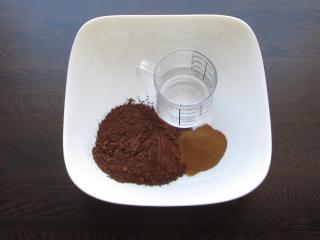 vymíchání kakaa, kávy a horké vody do hladké směsi
