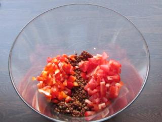 přidání papriky a rajčat