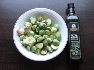 ochucení kapustiček kořením, česnekem i olivovým olejem
