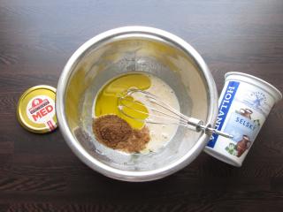 doplnění nadýchané pěny jogurtem, olejem, medem i perníkovým kořením