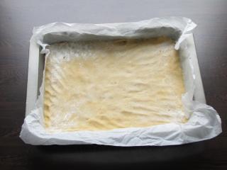 urovnání máslově jemného těsta na plech