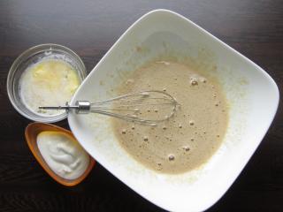 doplnění vaječného základu jogurtem, olejem a rozpuštěným máslem