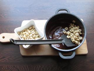 zapracování Cheerios cereálií do rozpuštěné čokolády