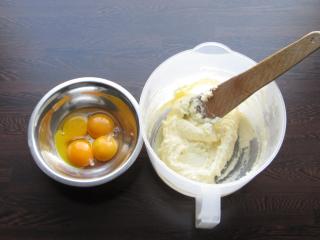 zapracování žloutků do máslového základu