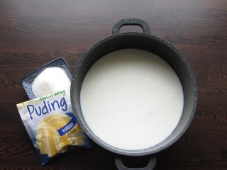 povaření mléka, cukru a pudinkového prášku