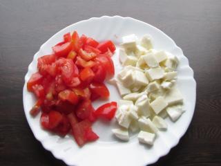 nakrájení rajčat a mozzarelly