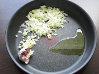 orestování cibule a česneku jako základu zeleninové Tahini směsi