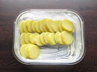 plátky brambor v misce na zapékání