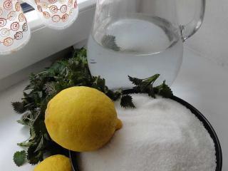 Omytý pokrájený citron i s případnými peckami zalijeme vodou a 10 minut povaříme