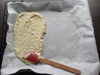 čočková pasta do tenka rozetřená na plechu rozetření čočkové pasty v tenké vrstvě na plech
