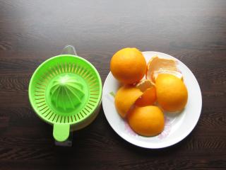 očištění pomerančů a vymačkání pomerančové šťávy
