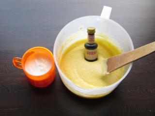 smetanový jogurt s vanilkovým aroma ke zvláčnění a provonění nadýchaného těsta vmíchání smetanového jogurtu a provonění základu vanilkovým aroma