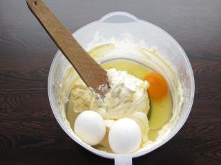 postupné přidání vajíček do nadýchaného máslového základu