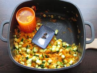 podlití zeleninovým vývarem a ochucení voňavým kořením