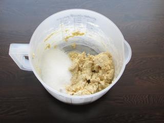 doslazení máslového základu krupicovým cukrem