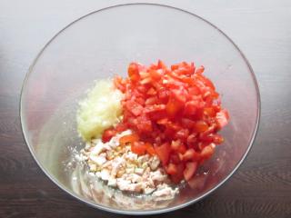 Jak na plnohodnotný rajčatový salát z uzených kuřecích stehen a vajíček | recept