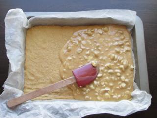 nanesení karamelového krému s arašídy na upečený sušenkový korpus