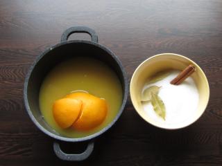 svaření pomerančové šťávy s cukrem a kořením