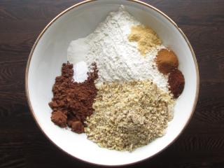 promísení sypkých a kořením provoněných surovin nezbytných k dokončení čokoládovo-ořechového těsta