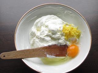 vmíchání vajíčka a provonění smetanového tvarohu citronovou kůrou