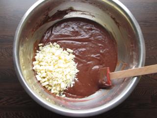 doplnění litého tmavého těsta sladkou bílou čokoládou a následné pečení korpusu