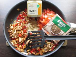 Tahini pasta s římským kmínem k ochucení zeleninové Tahini směsi dokončení zeleninové Tahini směsi