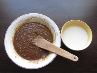 propojení melasově tmavé arašídové směsi s mlékem a vinným octem