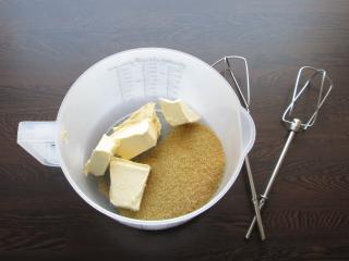 šlehání máslového základu skořicového těsta