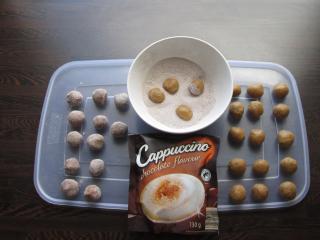finální obalení lanýžových kuliček v instantním čokoládovém cappuccinu