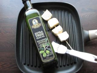 olivový olej a pánev na grilování
