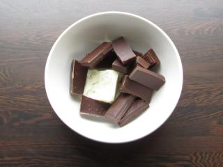 rozpuštění čokolády s rostlinným tukem na čokoládovou polevu