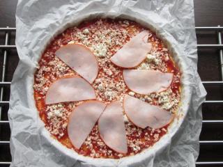 ozdobení a pečení šťavnaté květákovo-sýrové pizzy
