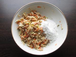 zahuštění ochuceného základu zeleninových karbanátků rýžovou mokou; 