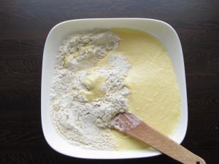 zapracování sypké složky do jogurtově vlahého základu