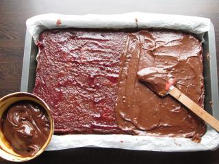 ozdobení Granko koláče čokoládovým krémem