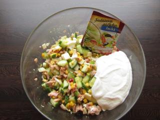 promíchání výživného kuřecího salátu s majonézou a kořením