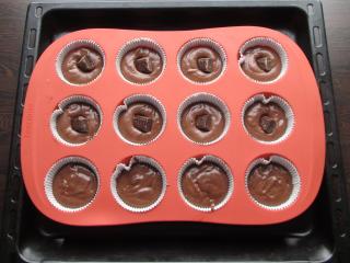 ozdobení muffinů úlomkem hořké čokolády a dokončení již plně čokoládových muffinů