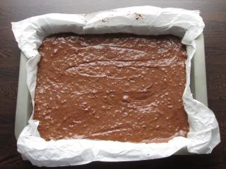 vyplnění plechu litým čokoládovo-ořechovým těstem a následné pečení