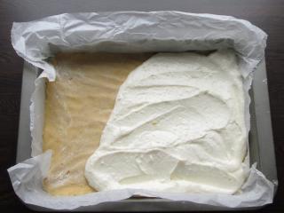 nanesení smetanového tvarohu na máslově jemné těsto