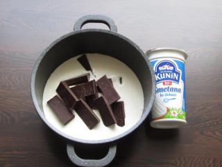 rozpuštění čokolády na vaření v ohřáté smetaně