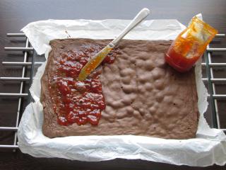 namazání horkého čokoládového korpusu pikantní marmeládou